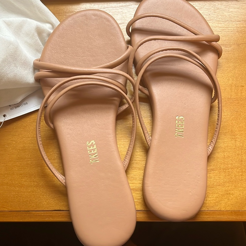 NWT TKEES Sandals